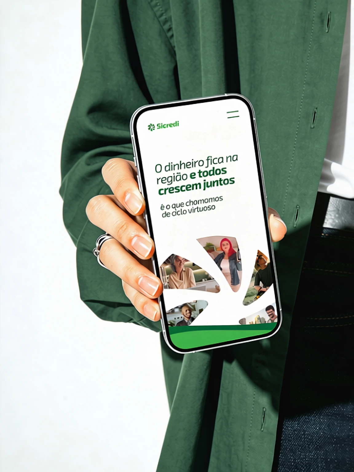Celular na mão exibindo o Sicredi na Prática