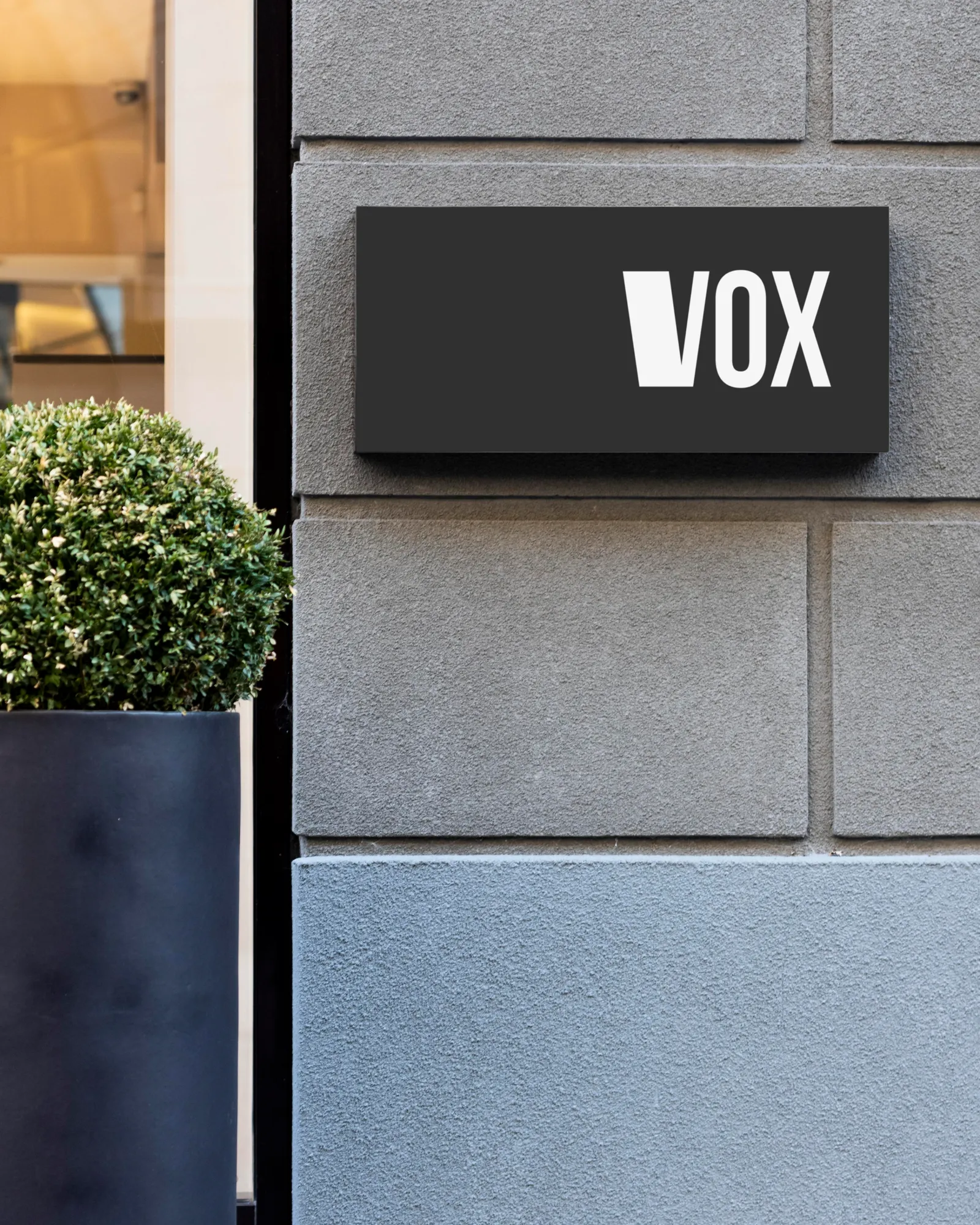 Placa de fachada com o logotipo da Vox Arquitetura